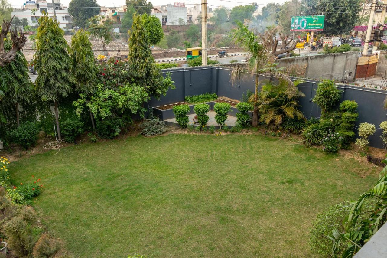 De Manora Homes - Unpretentious Hotel With A Garden , Posh Area Ranjit Avenue Amritsar Exterior foto